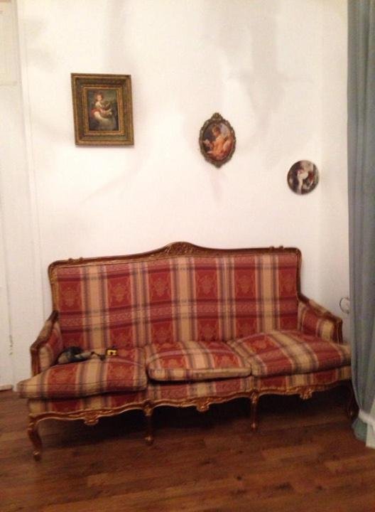 Тбилиси: For Rent, in Old Tbilisi district, furnished, 50 sq.m. 1 bedroom high ceiling apartment with fireplace and balcony, on the second floor, with all furniture and appliances