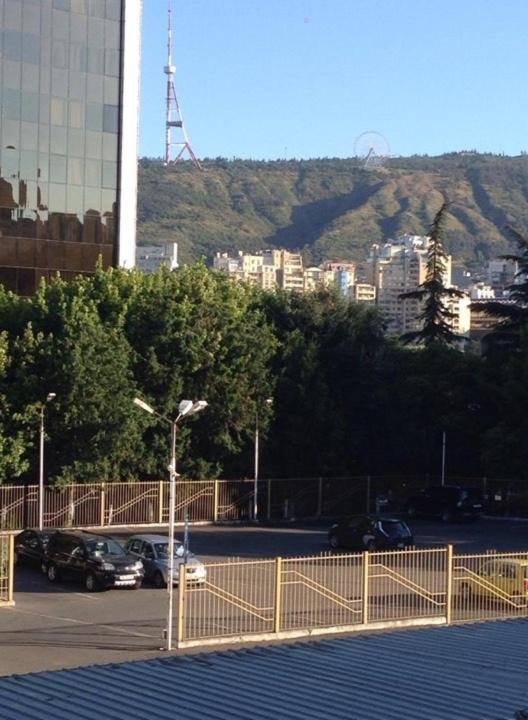 For Rent, in Old Tbilisi district, furnished, 50 sq.m. 1 bedroom high ceiling apartment with fireplace and balcony, on the second floor, with all furniture and appliances — фото 1