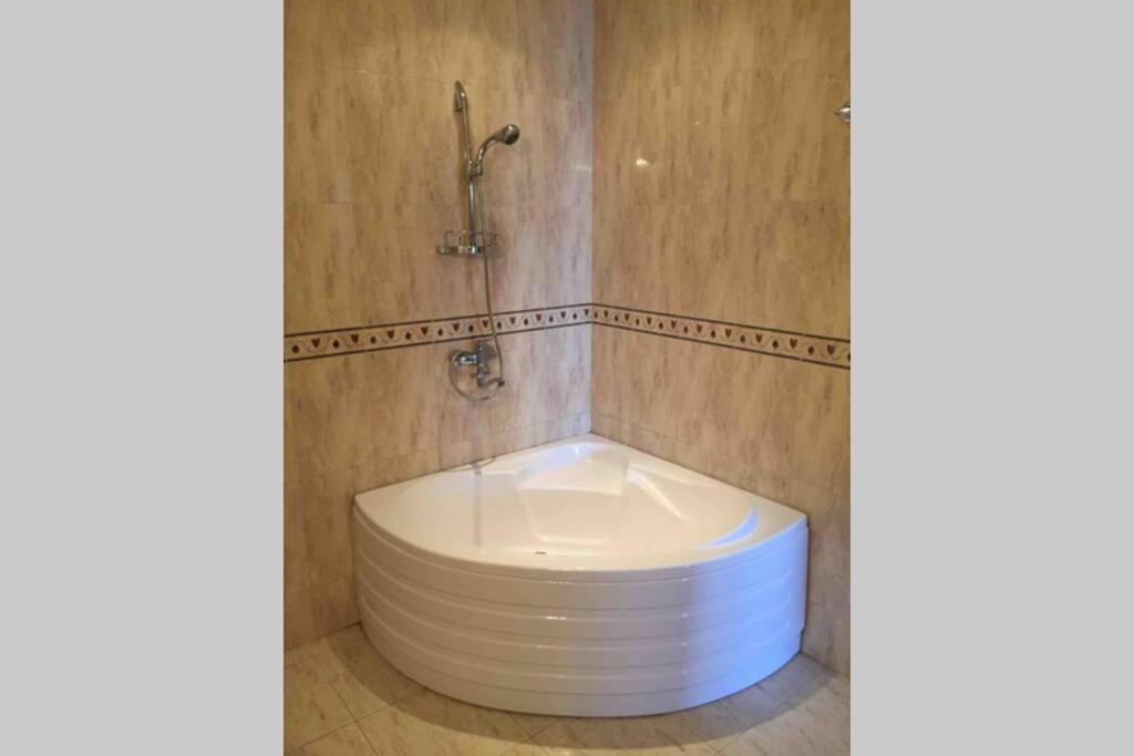 Тбилиси: Large Apartment In The Center Of Tbilisi 170Sq
