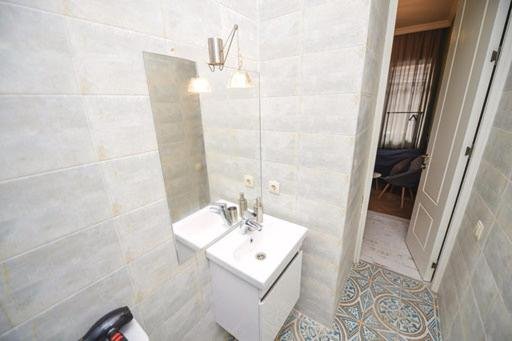 Тбилиси: Proper Apartments Design Studio Apt W Balconette At Rustaveli Ave
