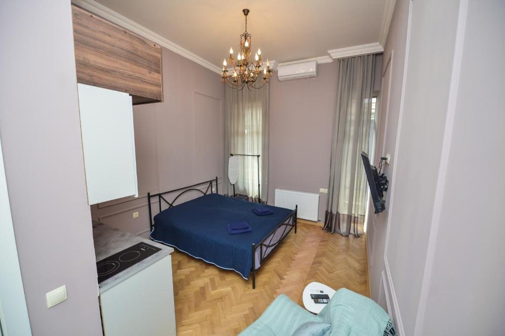 Тбилиси: Proper Apartments Design Studio Apt W Balconette At Rustaveli Ave