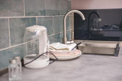 Тбилиси: Proper Apartments Design Studio Apt W Balconette At Rustaveli Ave