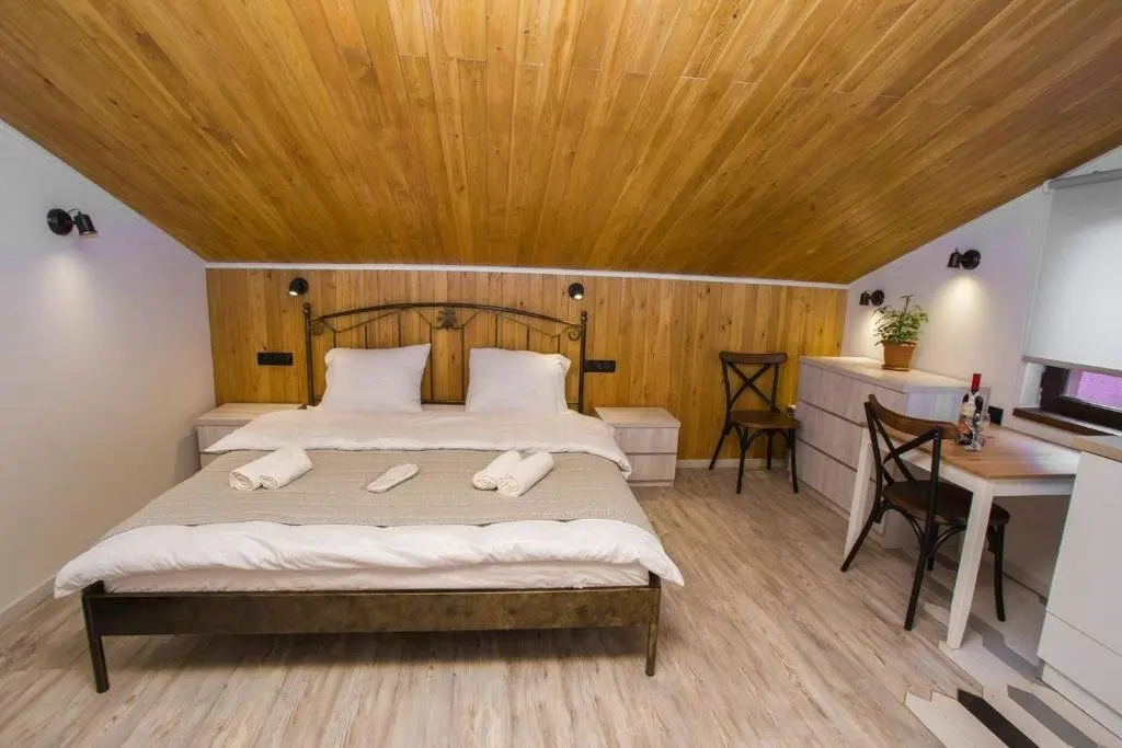 Тбилиси: Studio in Old Tbilisi wwooden ceiling