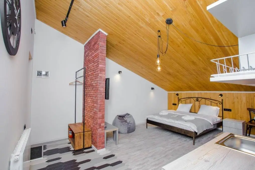 Тбилиси: Studio in Old Tbilisi wwooden ceiling