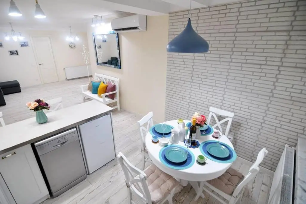Тбилиси: Ana's sweet home Agmashenebeli