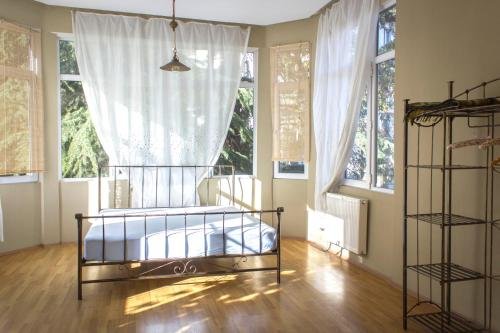 Тбилиси: Gregory's Home in Old Tbilisi