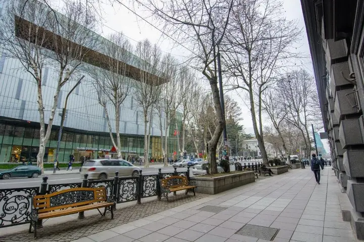 Тбилиси: Gallery Apartment on Freedom Square