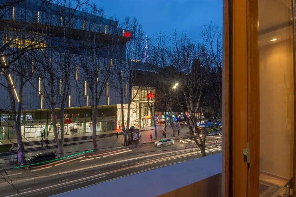 Тбилиси: Gallery Apartment on Freedom Square