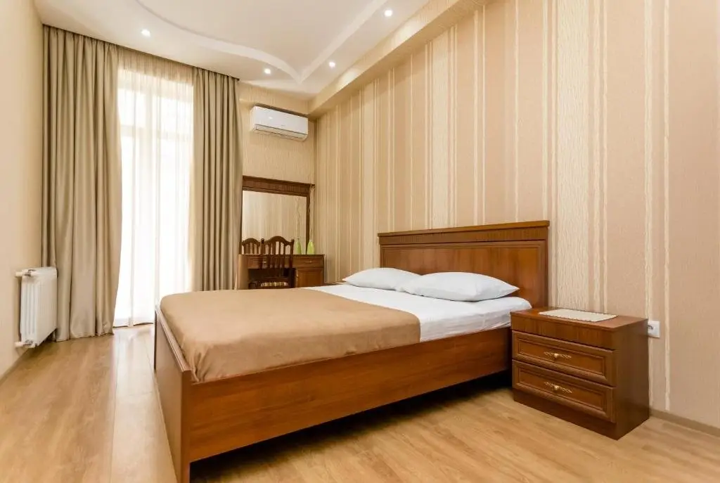 Тбилиси: Central Cosy 5BD-5BATH Apartment