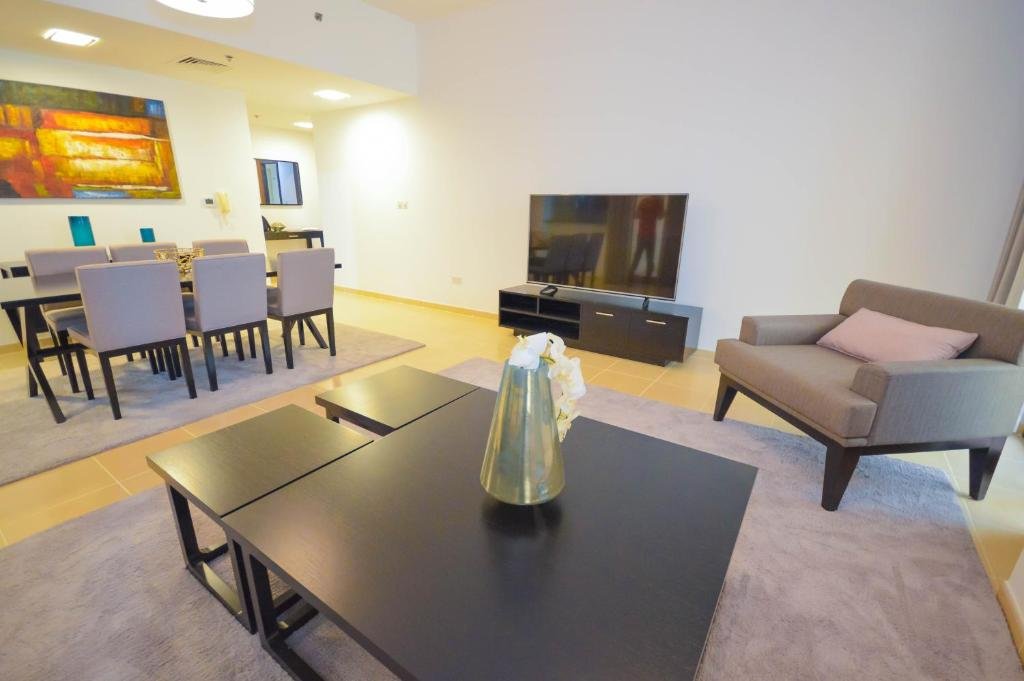 Hometown Apartments Spacious & Elegantly Furnished — фото 1