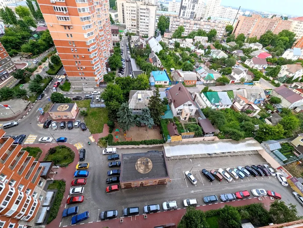Воронеж: Элегантная квартира на 16 этаже с панорамным видом и самым уютным двором в городе!