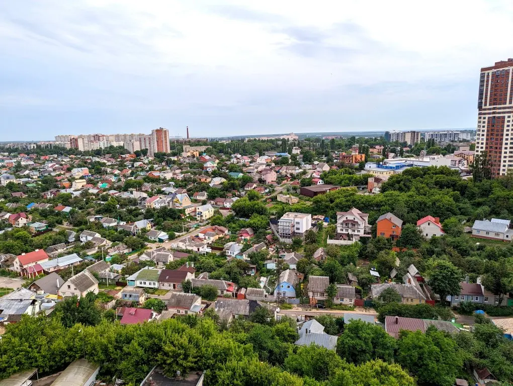 Воронеж: Элегантная квартира на 16 этаже с панорамным видом и самым уютным двором в городе!