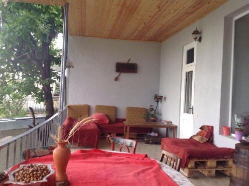 Телави: L House