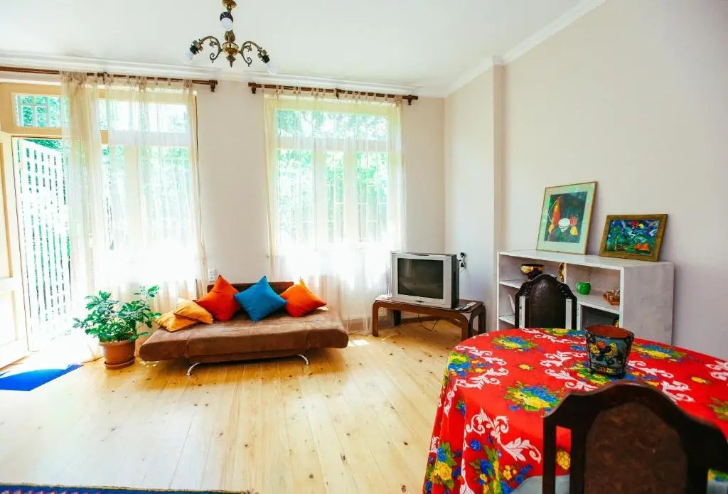 Тбилиси: Cozy Apartment with Private Garden