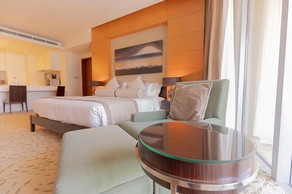 Дубай: Emaar Fashion Avenue – Formerly Address Dubai Mall Four Apple