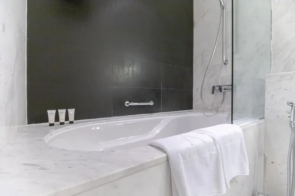 Дубай: Emaar Fashion Avenue – Formerly Address Dubai Mall Four Apple
