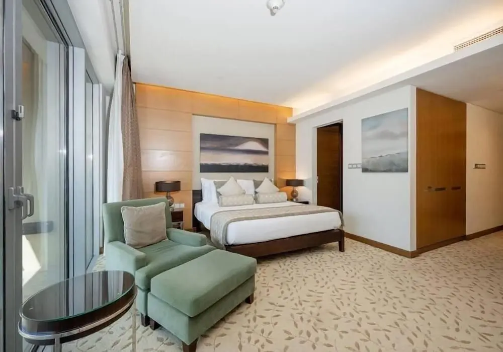 Дубай: Emaar Fashion Avenue – Formerly Address Dubai Mall Four Apple