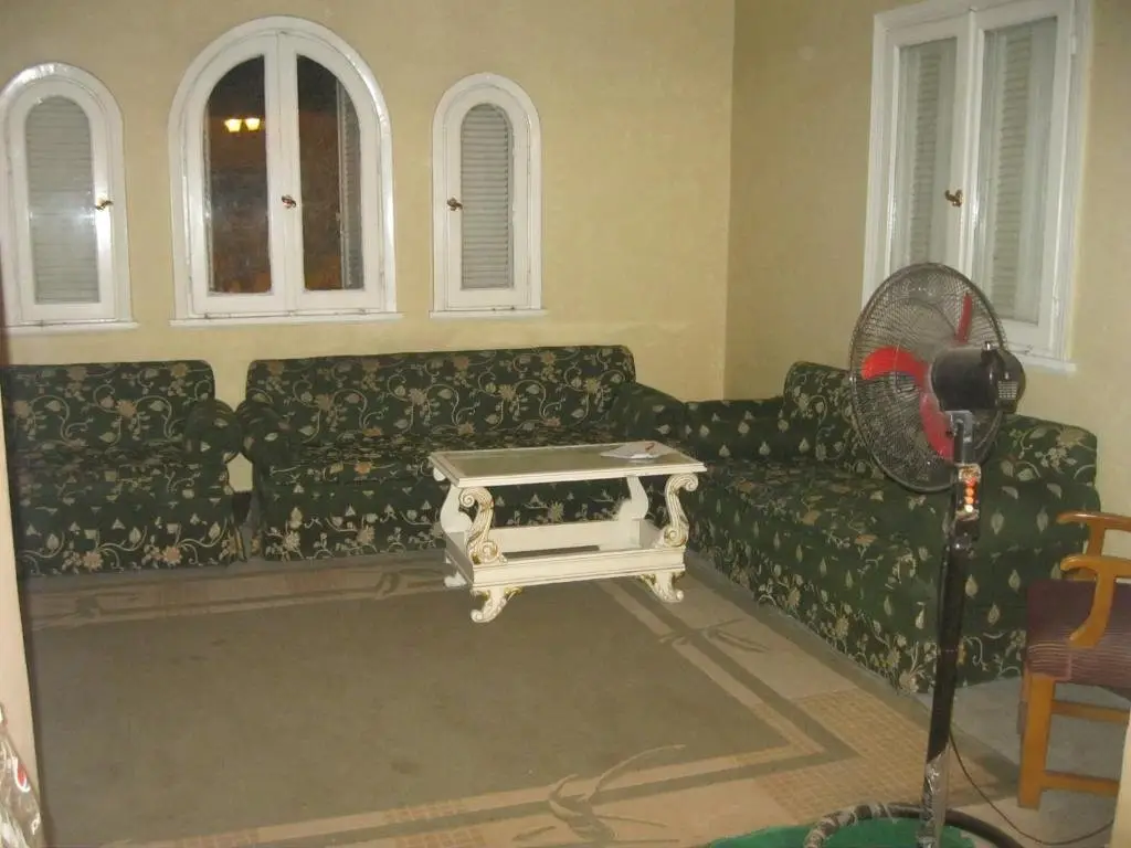 Гиза: Three-Bedroom Apartment at Nazlet El Semman