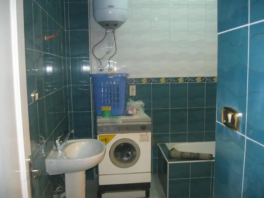 Гиза: Three-Bedroom Apartment at Nazlet El Semman