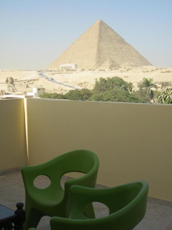 Гиза: Three-Bedroom Apartment at Nazlet El Semman