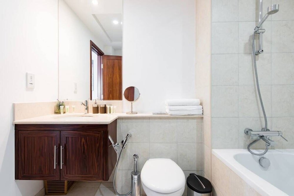 Дубай: Home Opposite the Burj with Epic Views From Every Room