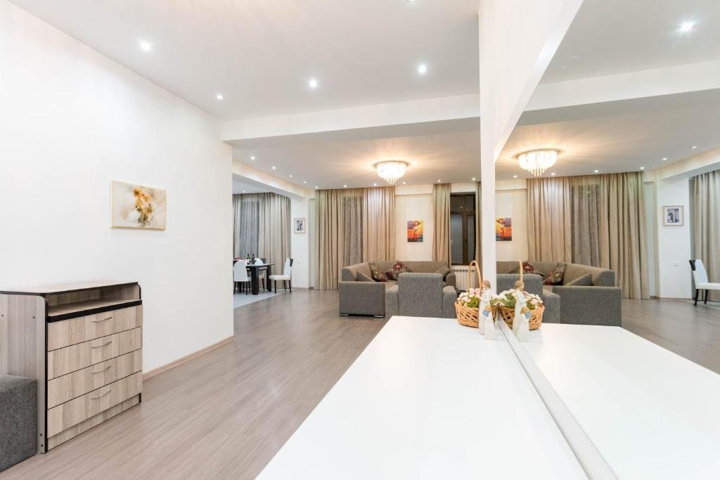 Тбилиси: Serviced Apartment on Rustaveli Avenue 7