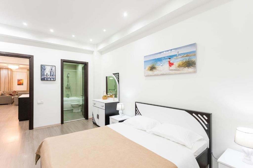 Тбилиси: Serviced Apartment on Rustaveli Avenue 7