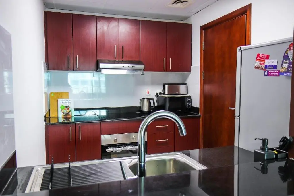 Дубай: Signature Holiday Homes - Newly Furnished 1 BHK in Time Place Tower, Dubai Marina