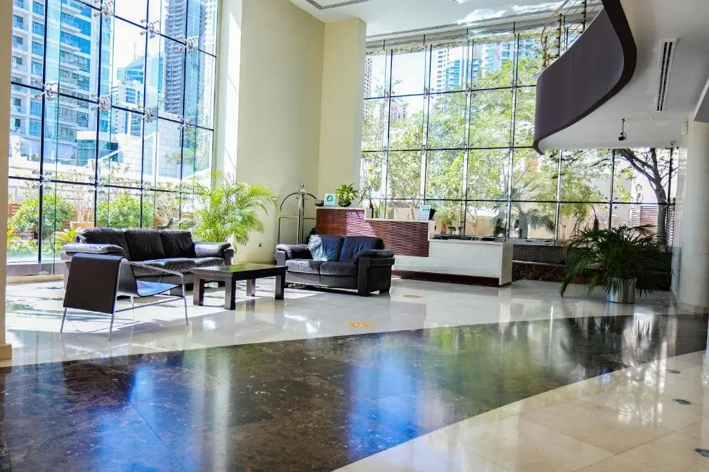 Дубай: Signature Holiday Homes - Newly Furnished 1 BHK in Time Place Tower, Dubai Marina