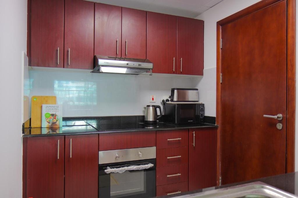 Дубай: Signature Holiday Homes - Newly Furnished 1 BHK in Time Place Tower, Dubai Marina