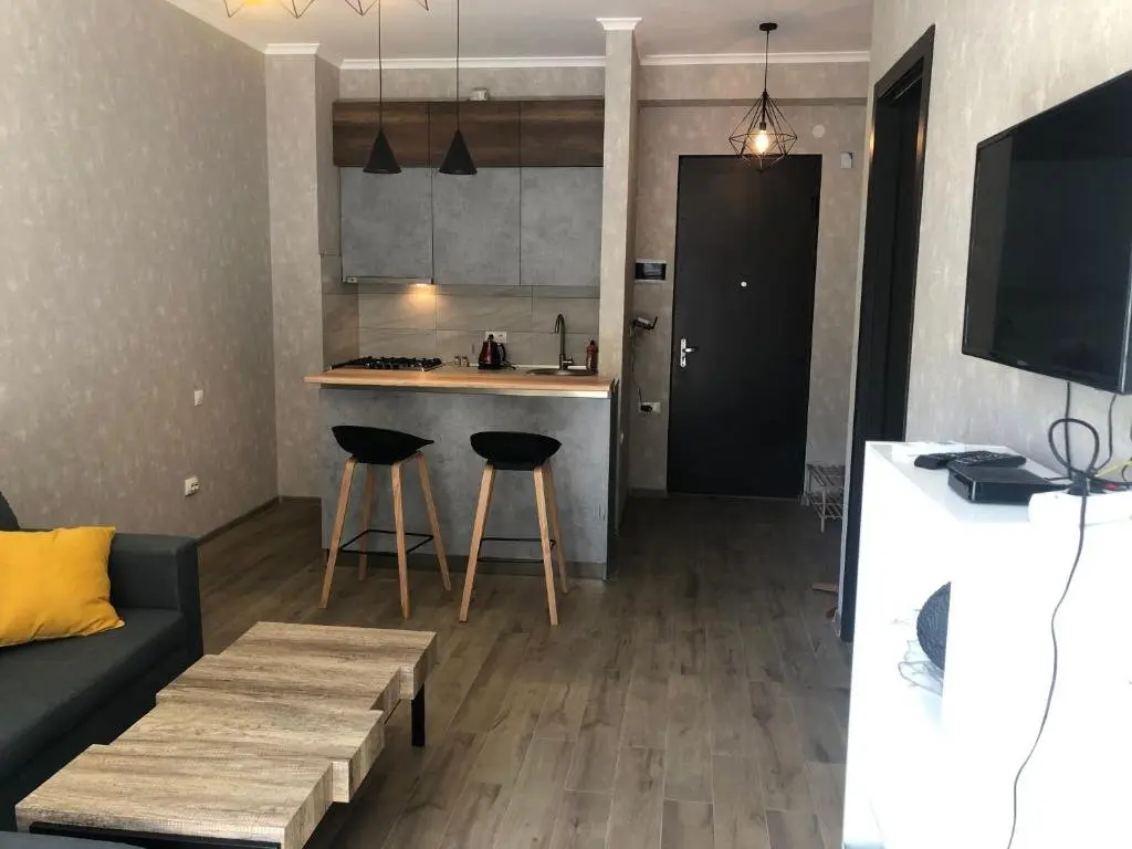 Тбилиси: Newly Renovated Apartment in Axis Palace