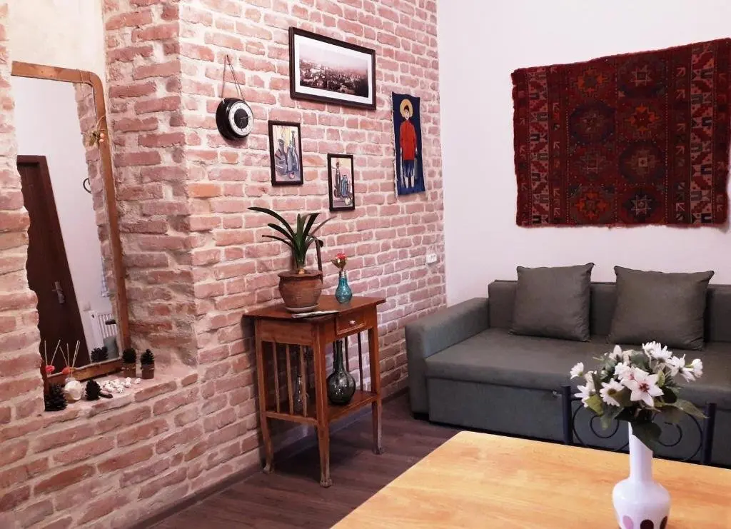 Тбилиси: sunny and cozy apartment in old tbilisi