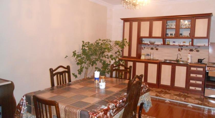 Степанцминда: Nins Inn