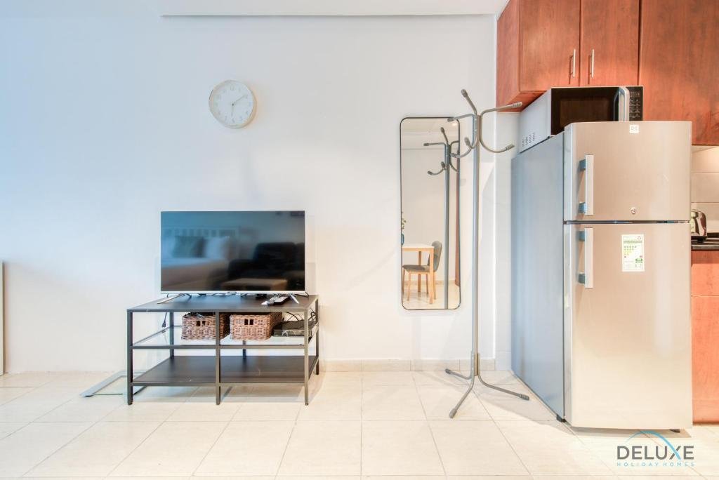 Дубай: Calm Studio at Lake View Tower JLT by Deluxe Holiday Homes