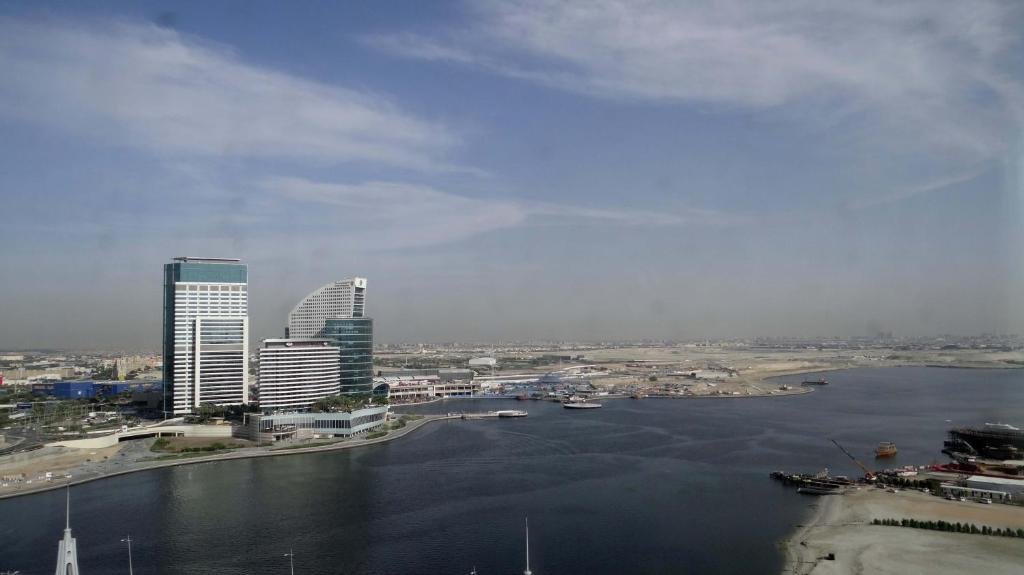 Дубай: Signature Holiday Homes - Luxury 1 Bedroom Apartment D1 Tower Waterfront View
