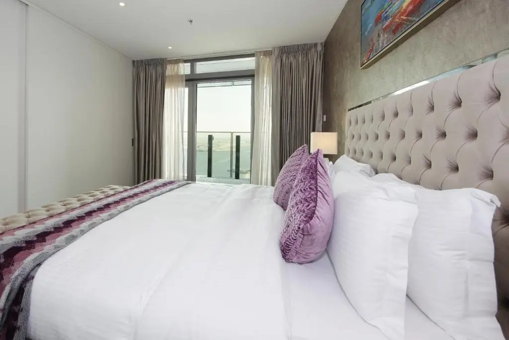 Signature Holiday Homes - Luxury 1 Bedroom Apartment D1 Tower Waterfront View — фото 1