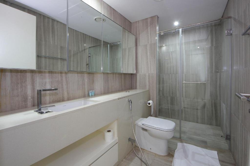Апартаменты Signature Holiday Homes - Luxury 3 Bedroom Apartment D1 Tower Waterfront View — фото 1