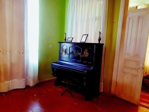 Хони: Roza's Guest House