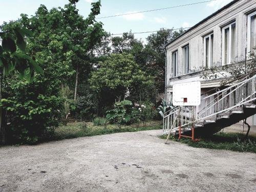 Хони: Roza's Guest House