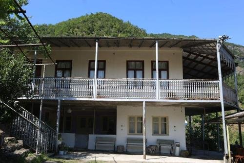 Цагери: Guest House Mekvena