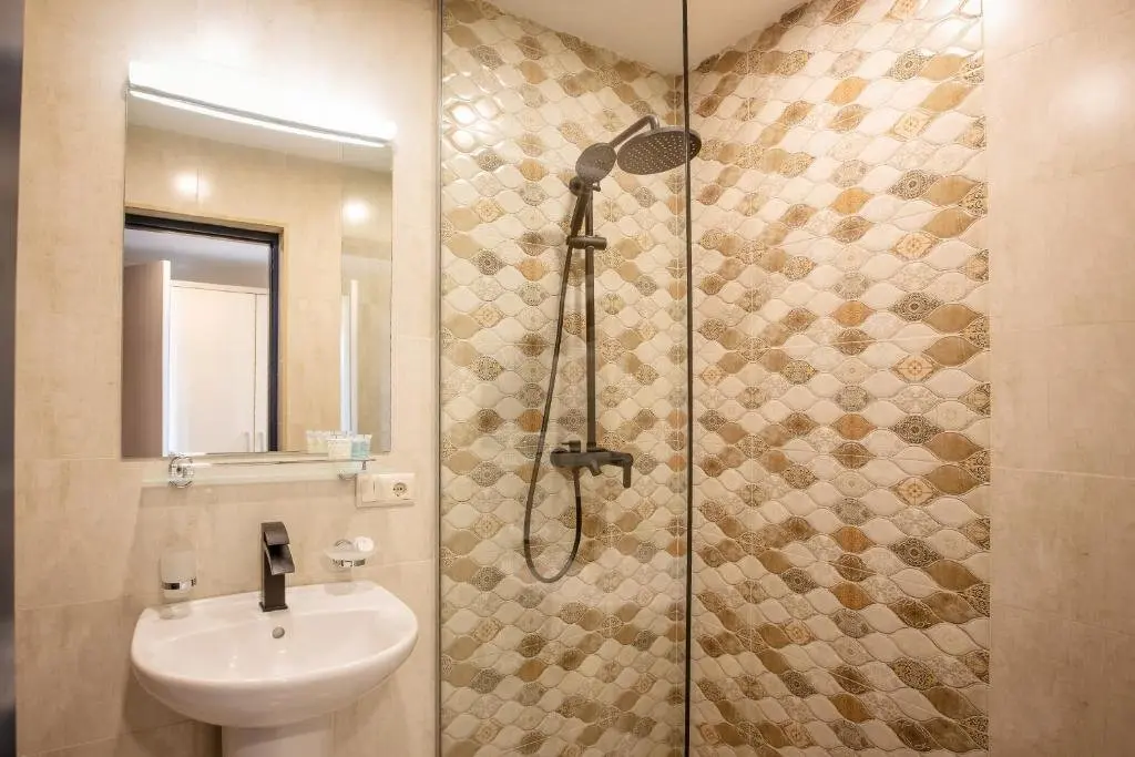 Тбилиси: Iveria Inn Hotel (by Travel Agency)
