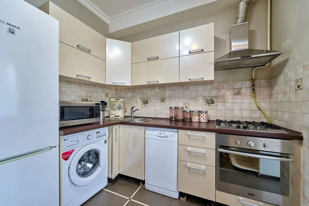 Сочи: Trekhkomnatnaya Kvartira Na Sanatornoy Flat