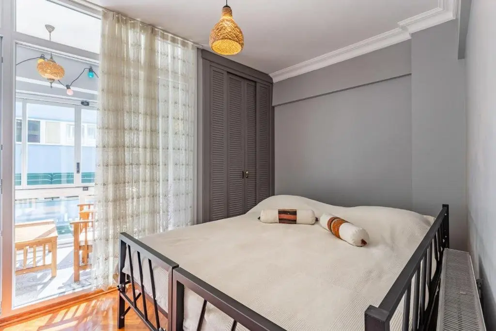 Стамбул: Stylish Apartment in Moda near Popular Attractions with Balcony