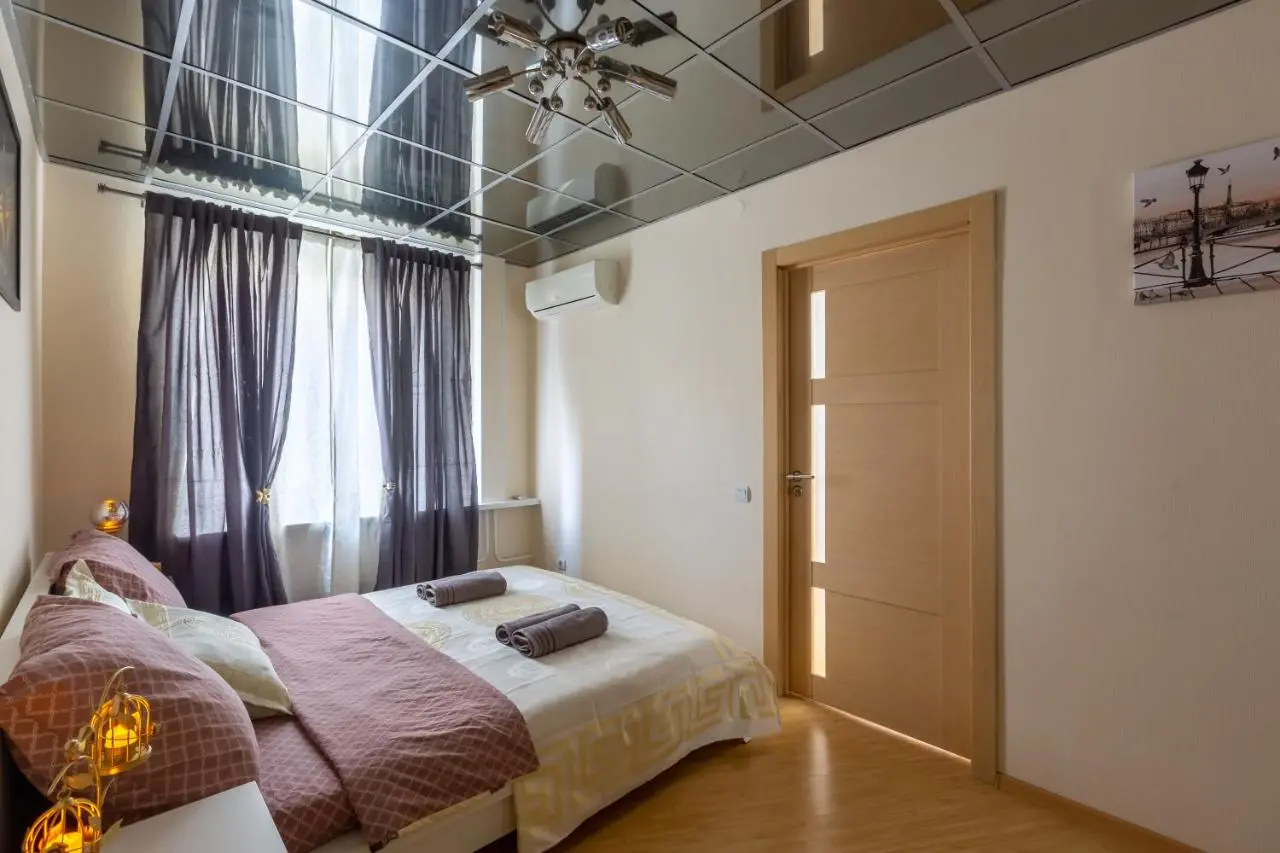 Москва: 2-Bedroom Central Apartment