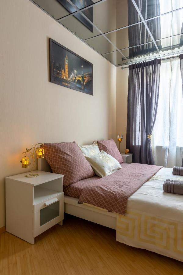 Москва: 2-Bedroom Central Apartment