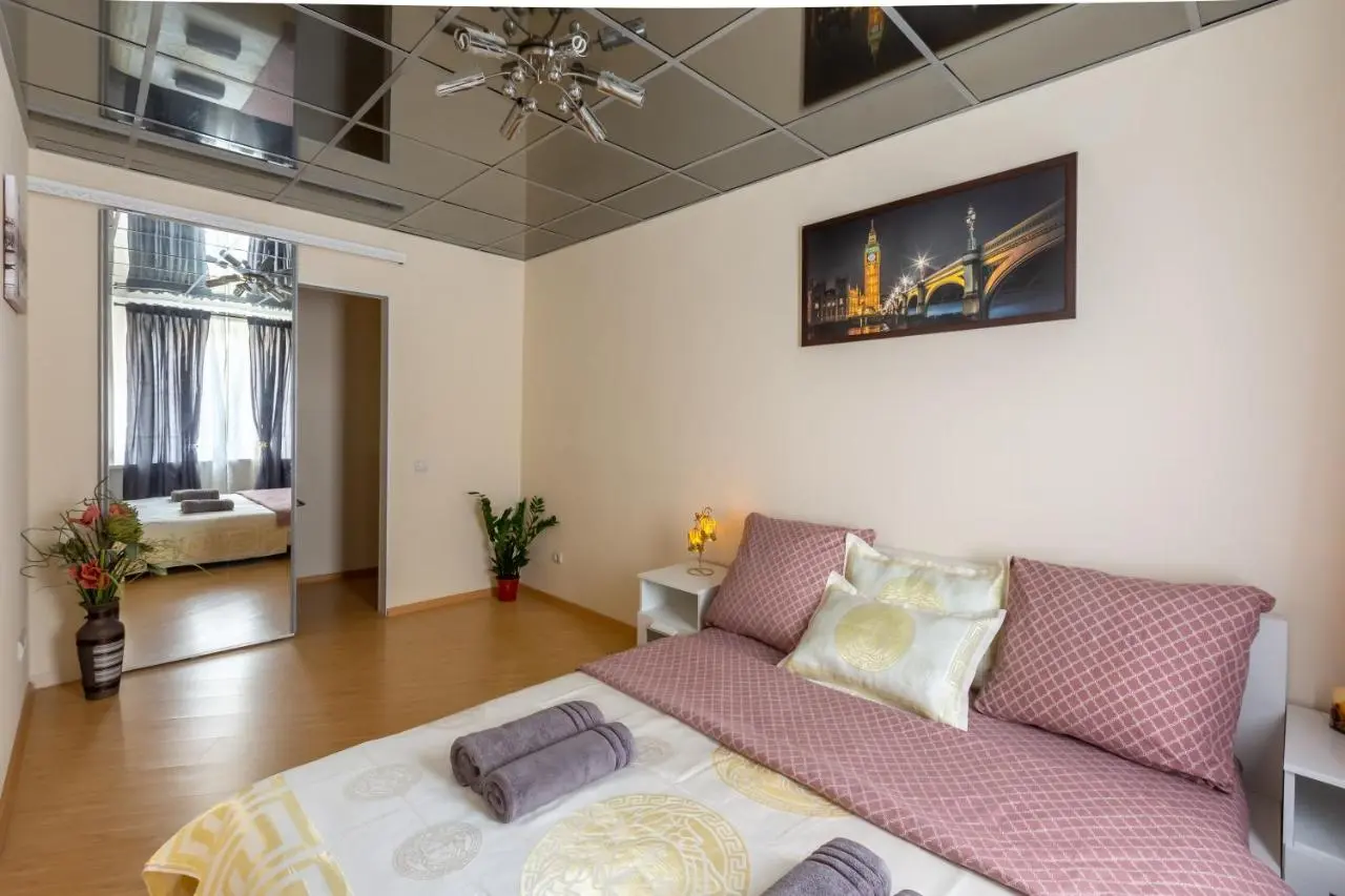 Москва: 2-Bedroom Central Apartment