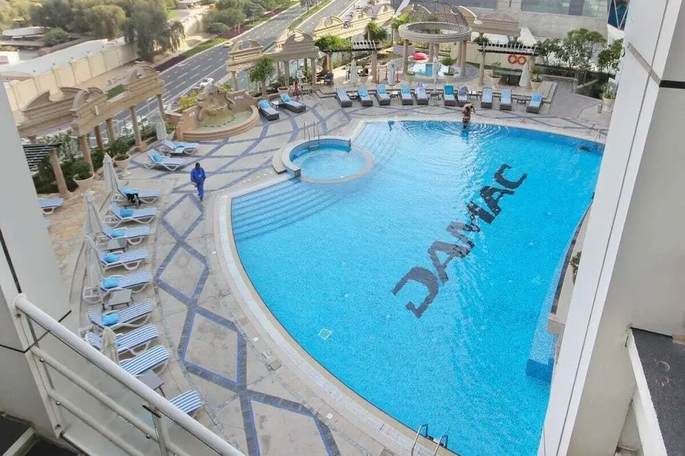 Spacious Apartment in the Classic Park Towers — фото 1