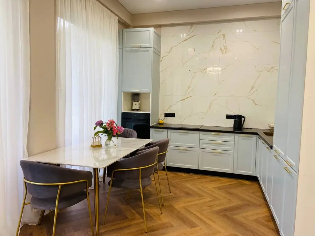 Сухум: Апартаменты F’17 Apartments с видом на мэрию столицы