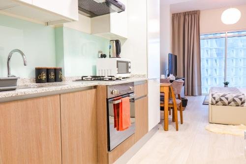 Дубай: Signature Holiday Homes - Newly Furnished Studio in Azizi Aliyah Residences, Al Jaddaf