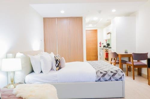 Дубай: Signature Holiday Homes - Newly Furnished Studio in Azizi Aliyah Residences, Al Jaddaf